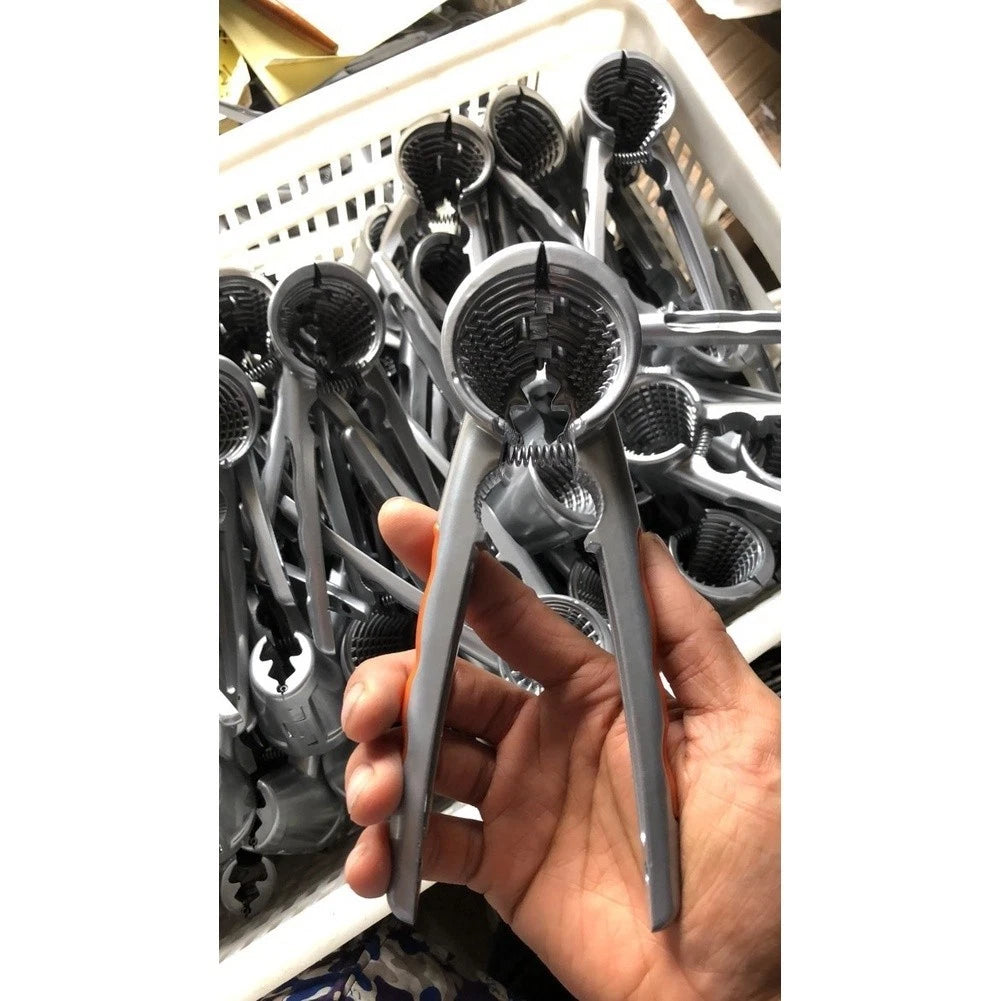 Nutcracker for Walnuts with Four Clamp Sizes (2023)