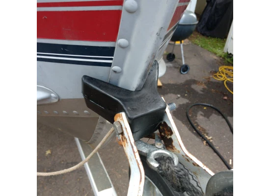 2 Inch Mounting Width V Bow Stop for Boat Trailer (Black Molded Rubber)
