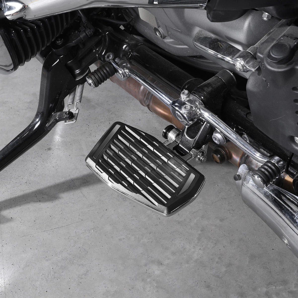 Front Rider Footboard Pedal for BMW R18 B Transcontinental (2021–2024)