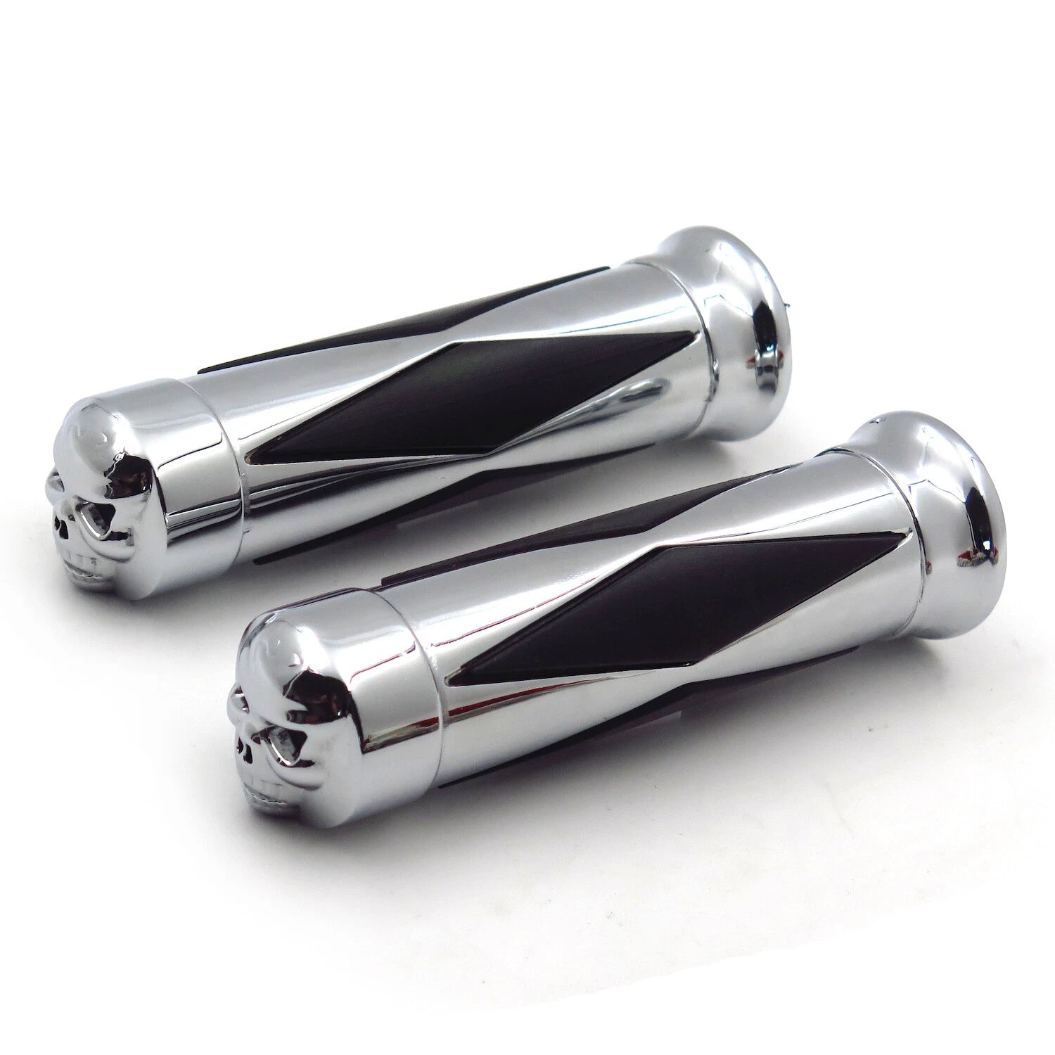 7/8" Handlebar Grips for Harley Softail (2000–2023) - Chrome