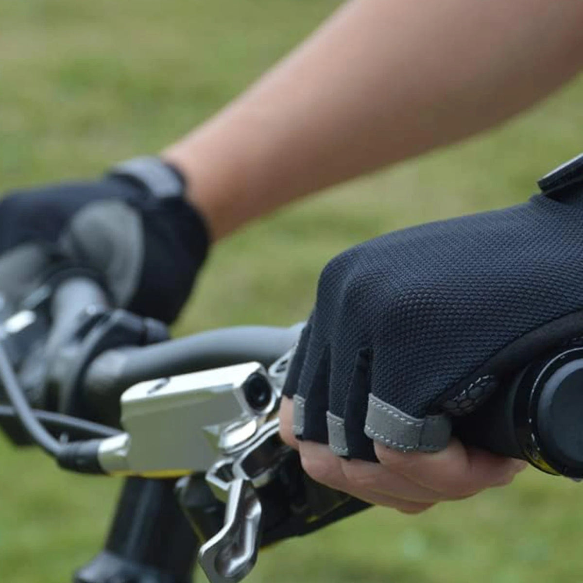 Breathable Cycling Gloves for Long Trips - Sweat Circulation Design